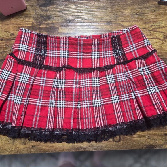 ๐ค Tripp NYC Red Plaid Pleated Mini Skirt with Black Lace Trim ๐ค - Picture 4 of 7